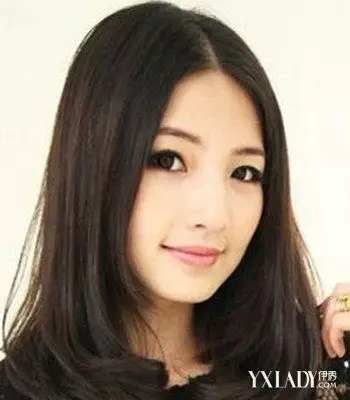 很显气质的一款中长内扣梨花头发型,极具女人味,中分的刘海设计,悠痧