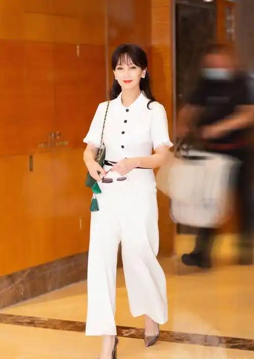 赵雅芝的气质是模仿不来的白色镂空上衣配半身包臀裙优雅高贵