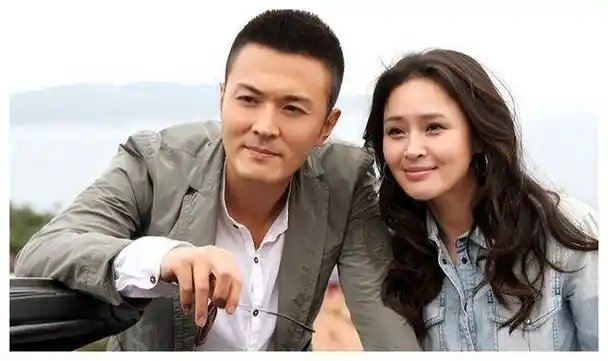 《门第》罗小贝扮演者于明加 地铁偶遇 看书美景 形象深入人心