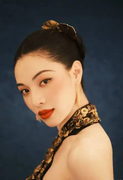 钟楚曦吊带露背连衣裙性感写真_身材_网友_女神