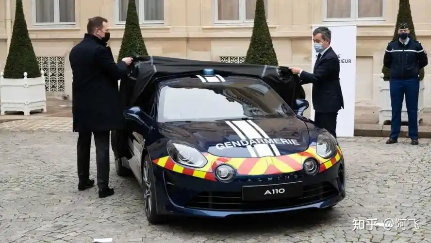 别人家的帅气警车雷诺alpinea110警车交付法国宪兵特勤队