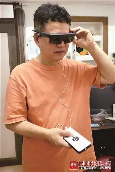 盲人怎么出行?除了导盲杖,还有这些"装备"