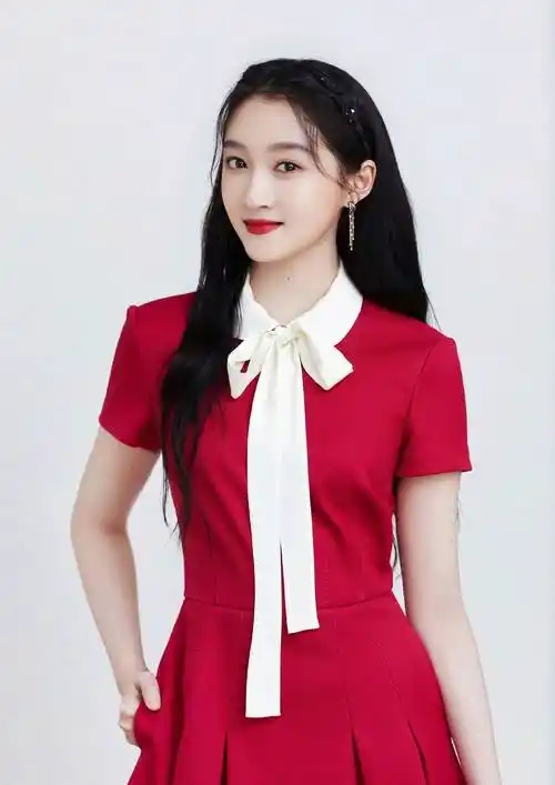 关晓彤和妈妈同框,配文称:找到我漂亮的原因,妈妈气质温柔出众_姐姐