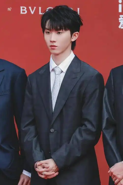 当你看到时代少年团弟弟们全员西装革履,便有了一种家有小孩初长成的