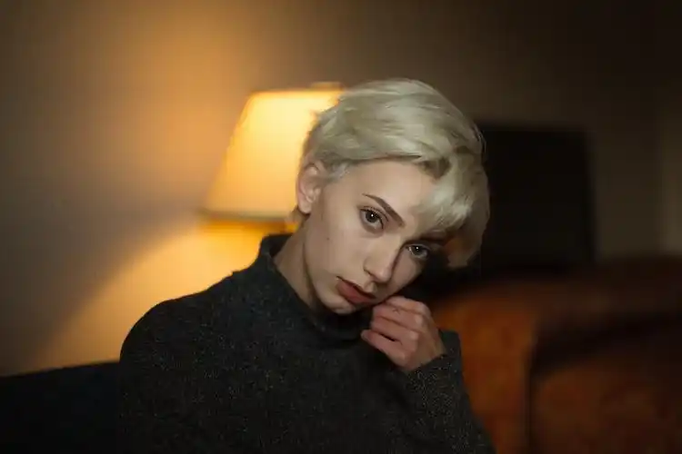 at viewer,jesse herzog,sweater,portrait,壁纸,高清壁纸人物,美女