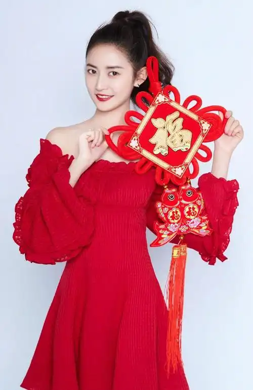 陈钰琪真豁的出去只穿个西服就出来了腿细成筷子真吓人