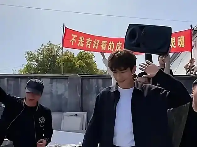 林更新现身考博现场,背着女士斜挎小包,步伐轻快,相当自信.