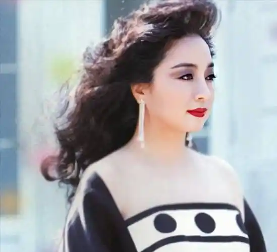 让舞台破例的女人,刘德华行跪拜礼梅艳芳被带火,她有啥魅力_徐小凤