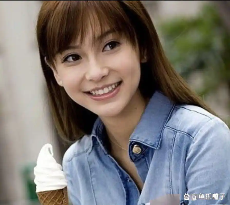 杨颖早期出道时的照片,看上去跟现在大相径庭啊!