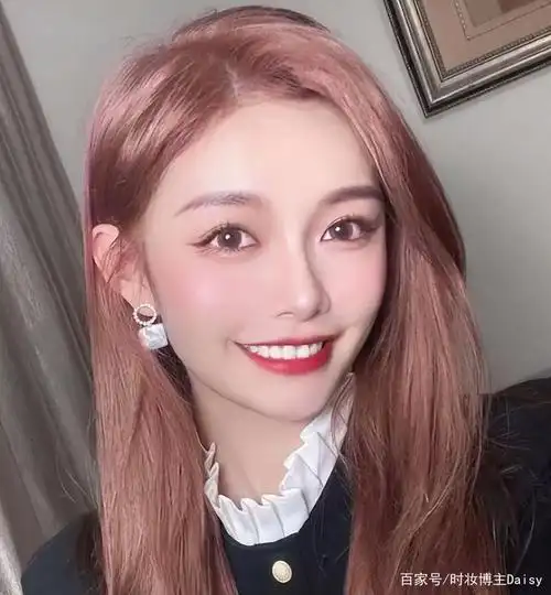 夏天女生必试的时尚减龄发色,黄肤色女生也能驾驭,显白又有个性