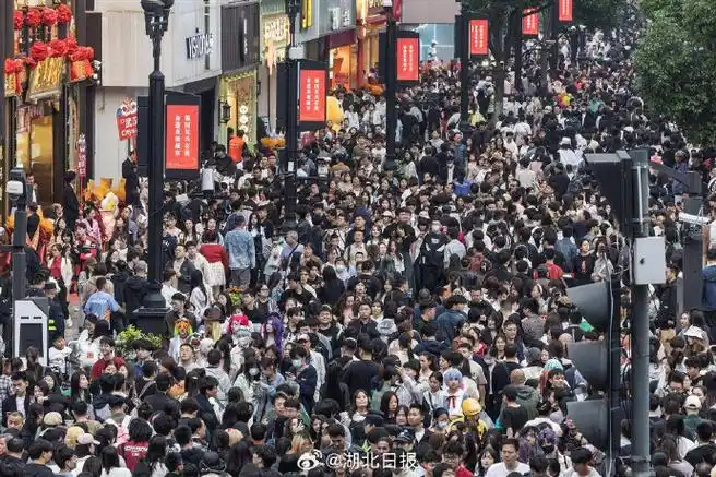 武汉进入五一出行高峰##第一批游客已挤满武汉各大景区##五一乐游