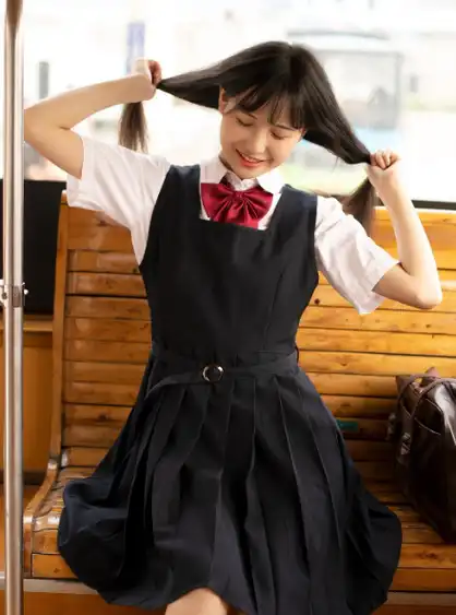 公交车上的青涩校服妹子,温顺小猫咪,这是坐过站了吗_衬衫_腰带