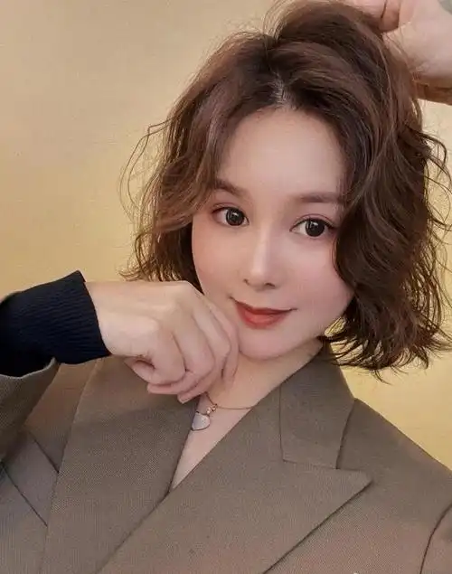 2022短发烫发发型图片女减龄 超级显脸小的短发造型