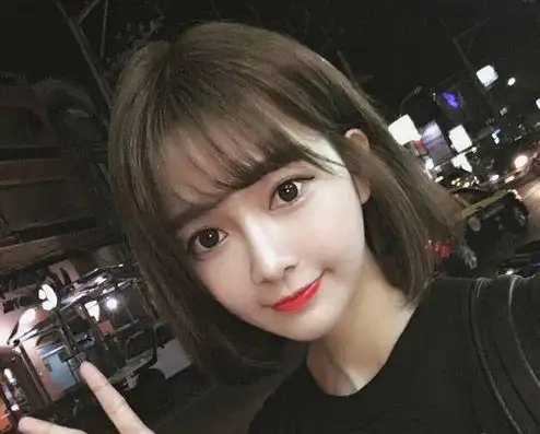 一款很显甜美气质的空气刘海短发造型,雾面灰和樱花粉结合的发色让