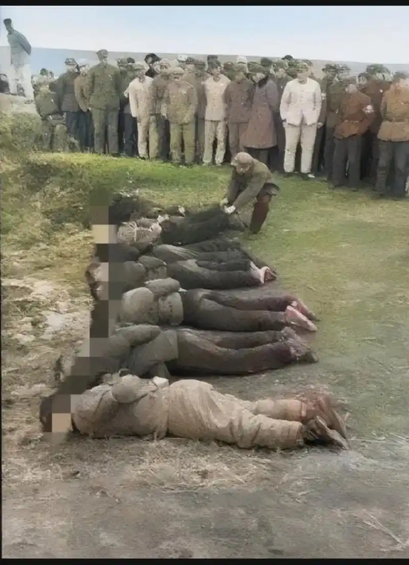 60年代,郊外刑场上,几名死刑犯留下的一张老照片,镜头中平躺在地上的