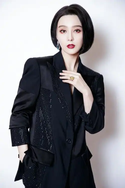 范冰冰剪了短发穿黑色亮钻西装霸气十足时尚感依然在线