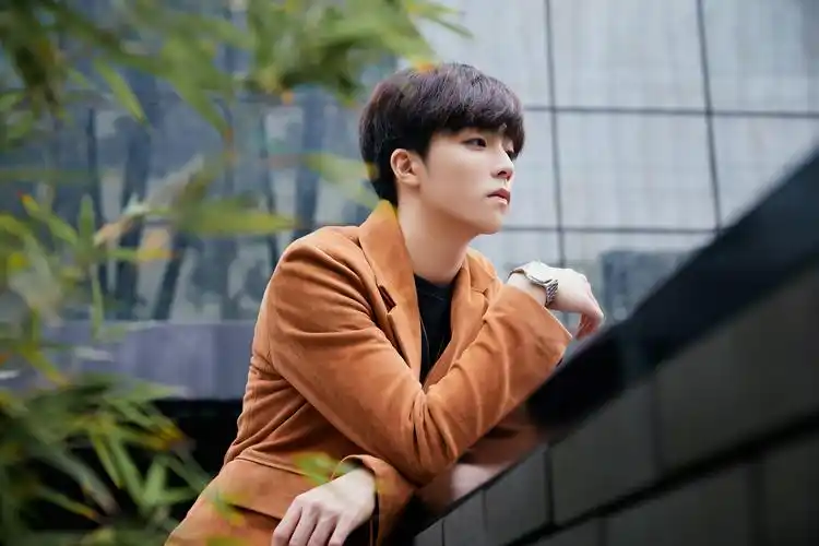 陈立农帅气西装写真