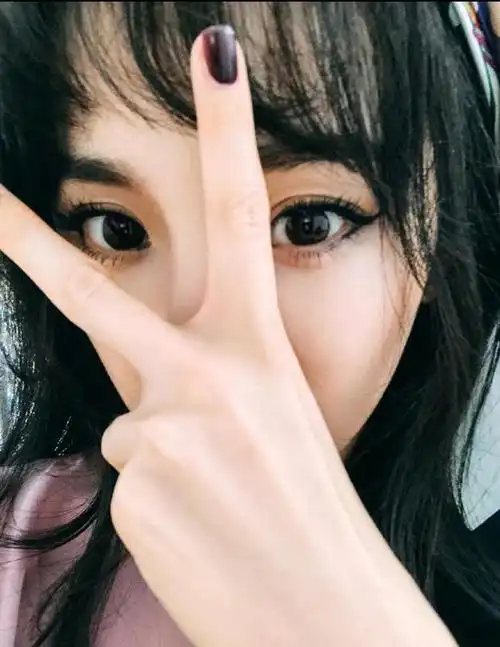 杨幂晒剪刀手自拍庆33岁生日谢谢大家的祝福