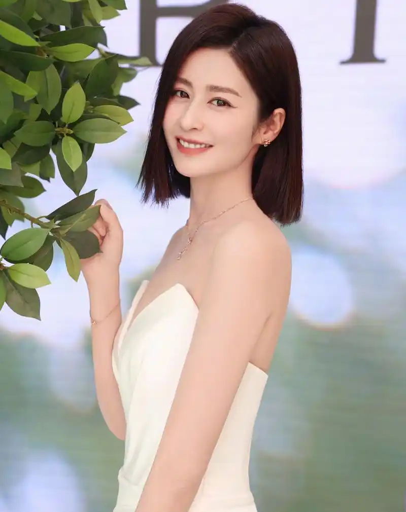 颖儿  白色深v礼服