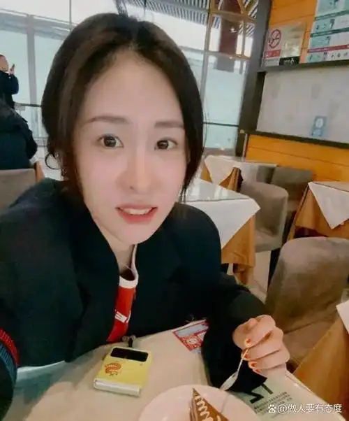 35岁张碧晨现身北京机场面容消瘦法令纹明显未婚生子显孤独