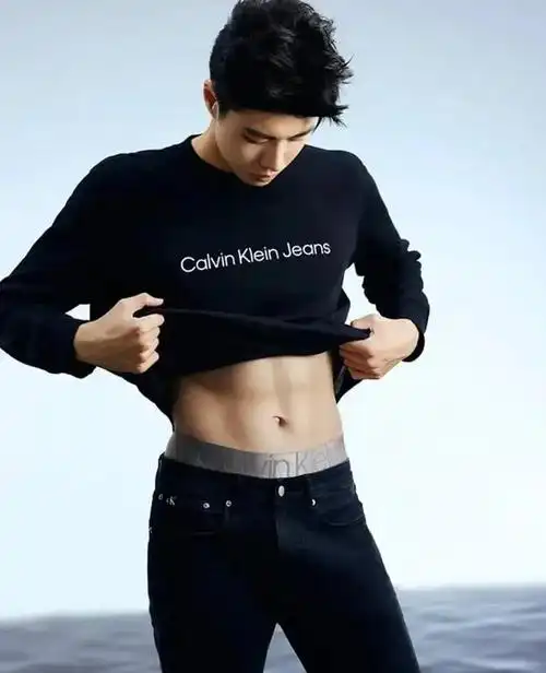 游泳运动员张翼祥微微一笑很倾城哦,阳光帅气自信大男孩!