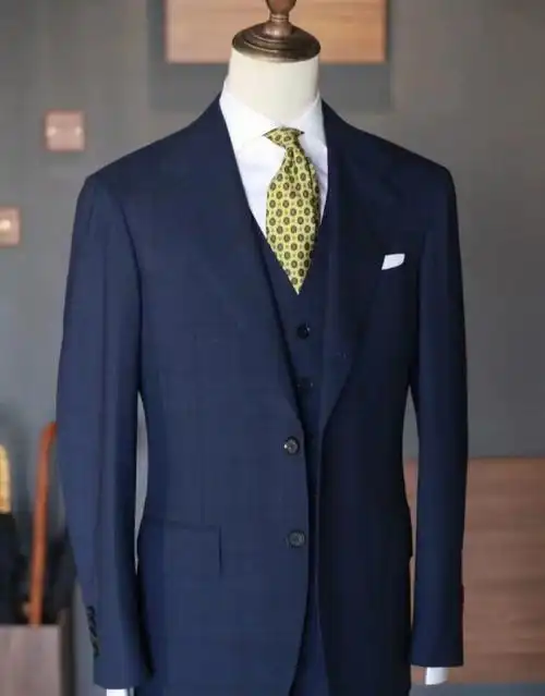 婚礼西装,藏蓝西装已经很常见了,就因为受众群体大,所以像我们平时