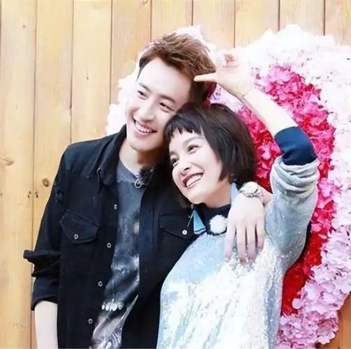 遗憾的是,最终没有等到两人的官宣,却迎来了潘玮柏和宣云结婚的消息