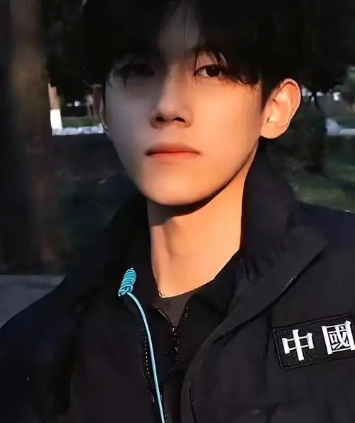 西安交大高颜值的男生走红,19岁获得清华直博offer,网友:气人