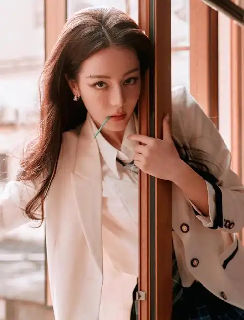 迪丽热巴学院风造型,又a又飒