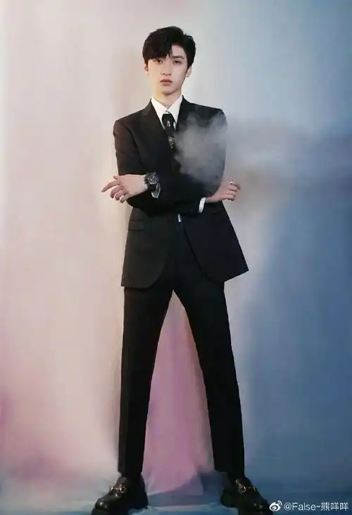 严浩翔超话#严浩翔 时代少年团第一rap担#05严浩翔的西装鲨太绝了!