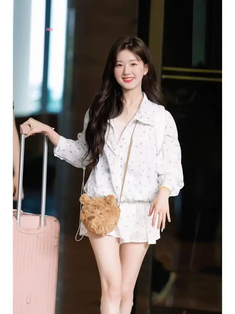 赵露思今日街拍穿搭91|防晒套装与厚底鞋的时尚组合!