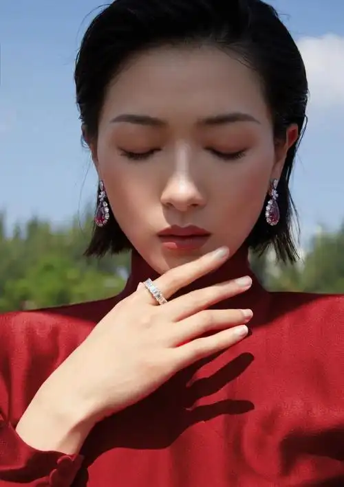 万茜红色露背长裙搭配短发文雅秀丽惊艳迷人