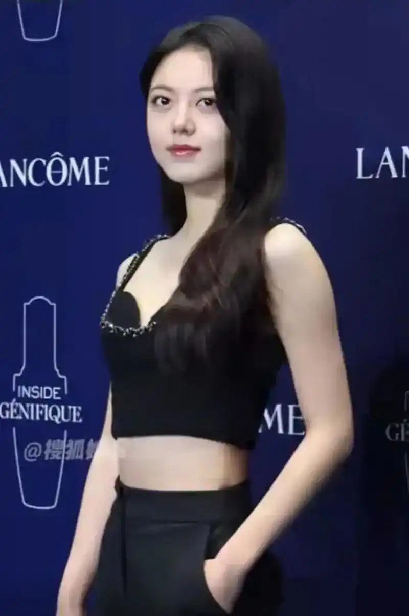 赵今麦好酷飒,黑色抹胸吊带配黑色裤装,这状态美极了!绝美.