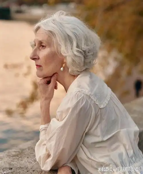 岁月从不败美人这位白发奶奶气质不输年轻人一头短卷发很洋气