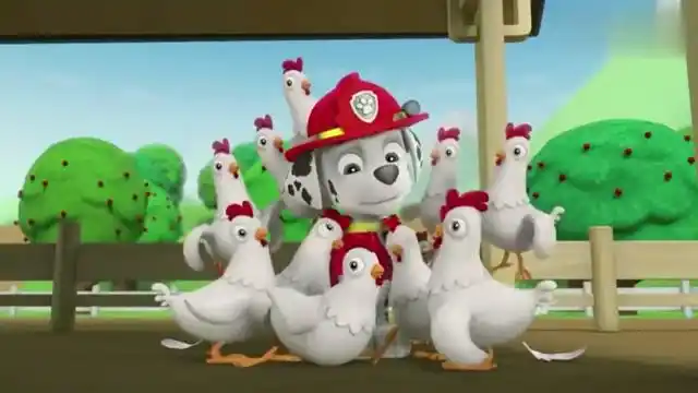 汪汪队立大功咕咕鸡飞到桥上了,很危险