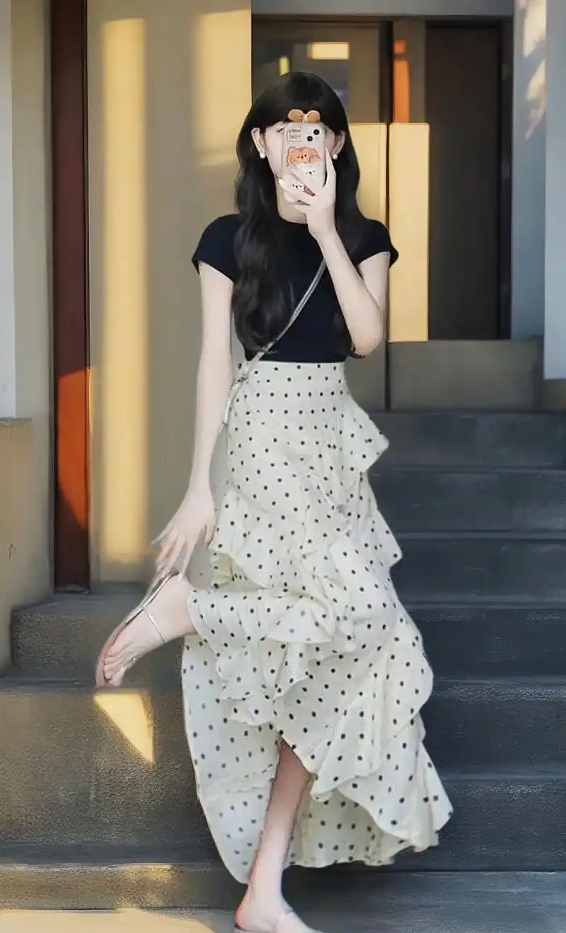 波点半裙搭配黑色显瘦上衣简直美炸了!🎉