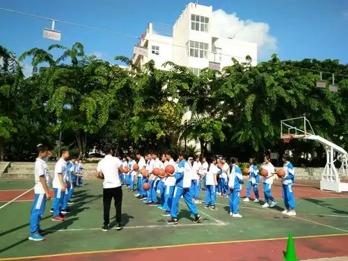 优化体育课堂,促进学生健康成长 ――2018年三亚市中学体育课堂评比