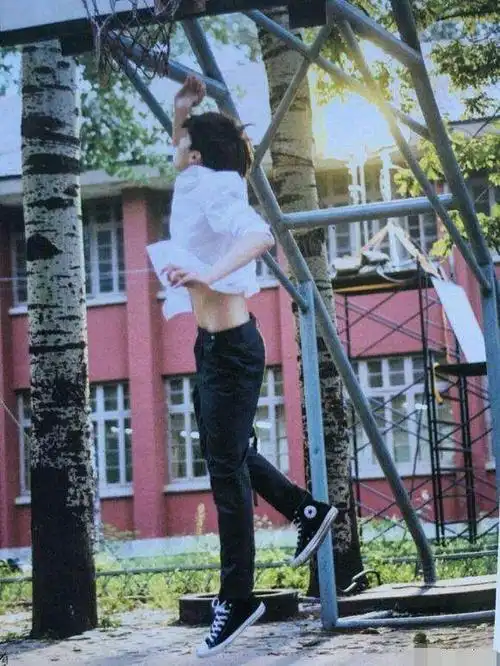 吴亦凡的腰会不会太细了?