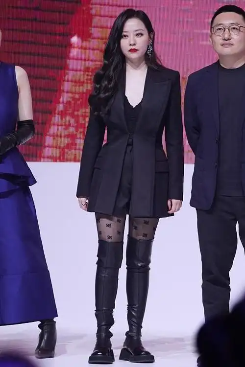 张靓颖真是肉眼可见的胖了,不过一身全黑look真时尚,微胖也很美|皮衣