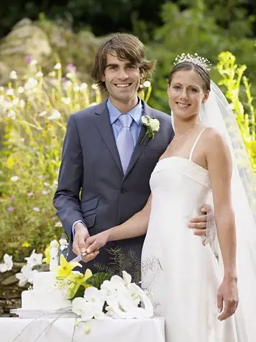 切蛋糕的新郎新娘