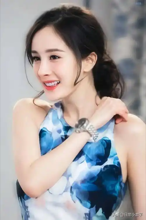 杨幂杨幂罗意威活动饭拍,再现月牙笑,网友觉得她营销过度引热议