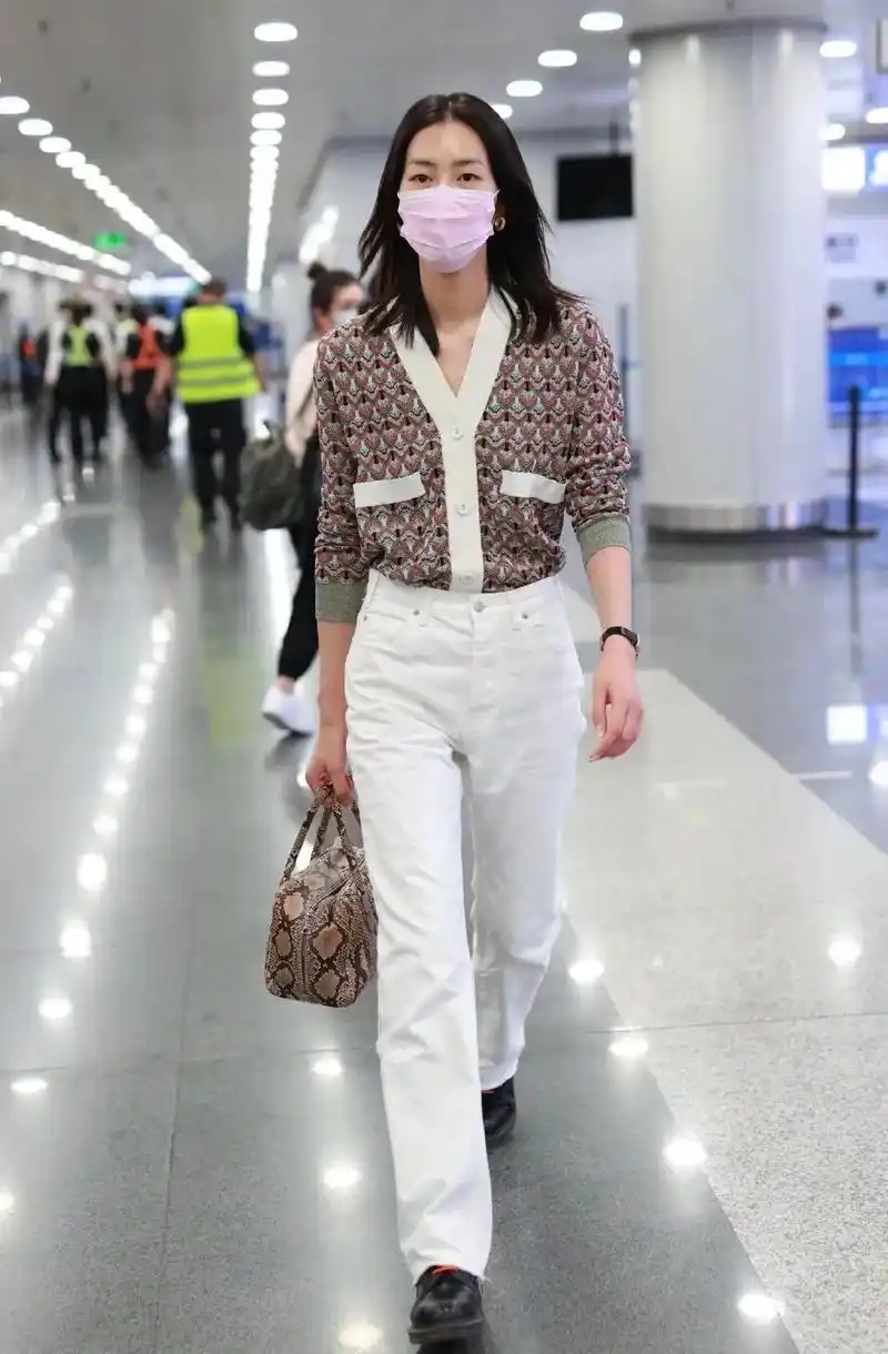 刘雯示范早秋穿搭复古针织衫配休闲长裤机场变身t台超模范足