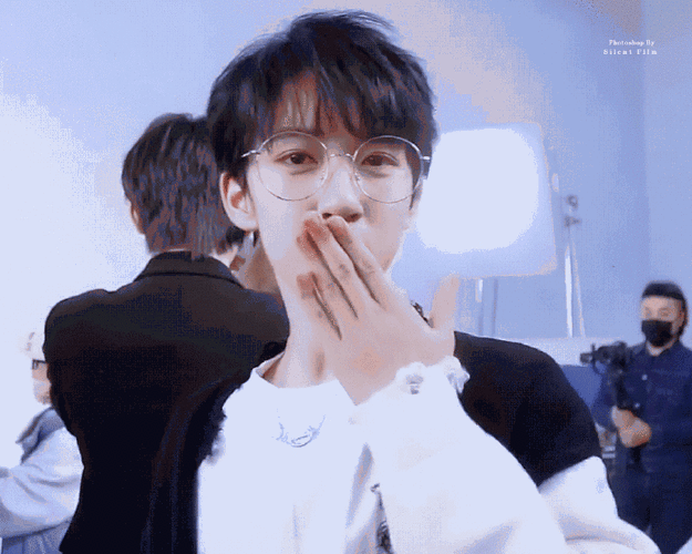 团成团二周年#成团二周年快乐未来很好 一起向前走@时代少年团-贺峻霖