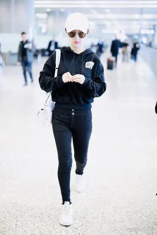 娱乐圈的"半截美人",看脸美艳,但腿粗,虎背熊腰是硬伤