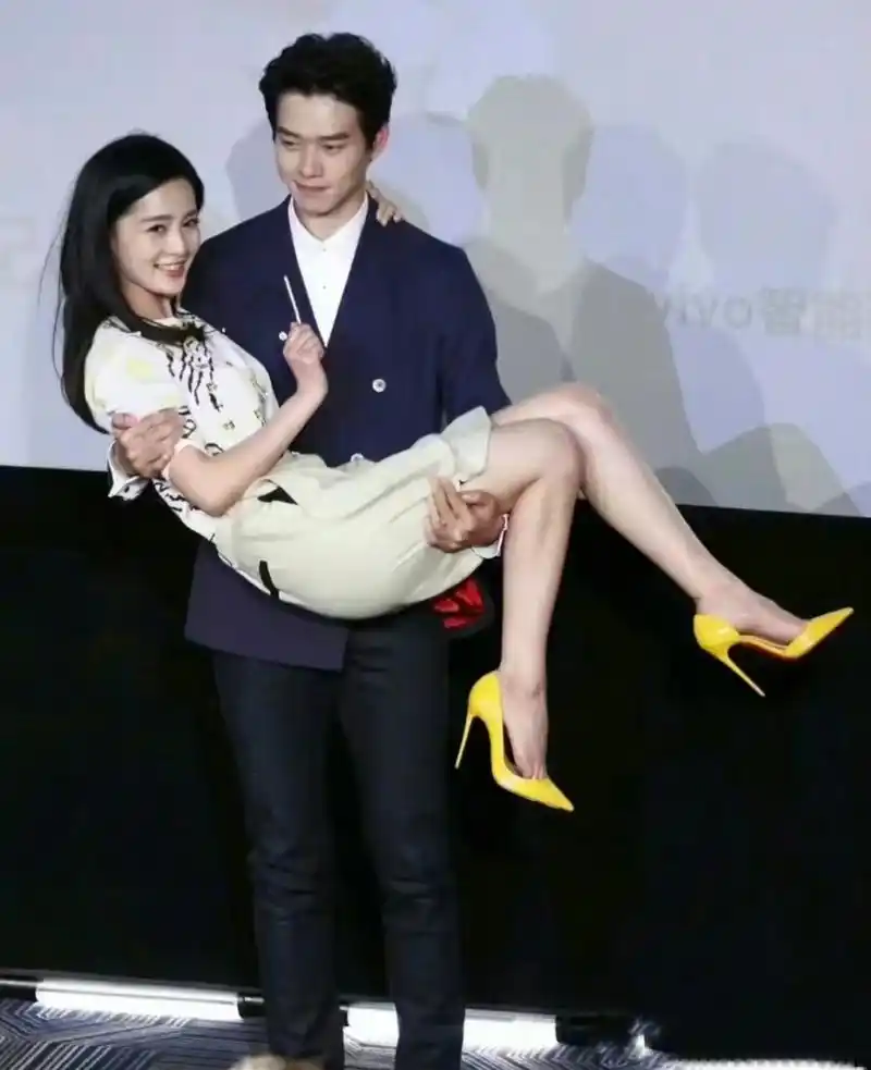 魏大勋太贴心了,在抱起李沁的时候会用手压住裙角.