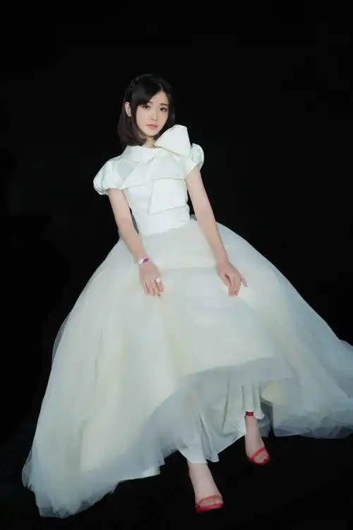 金雯昕甜美亮相盛典红毯 宝藏女孩为梦坚韧向前