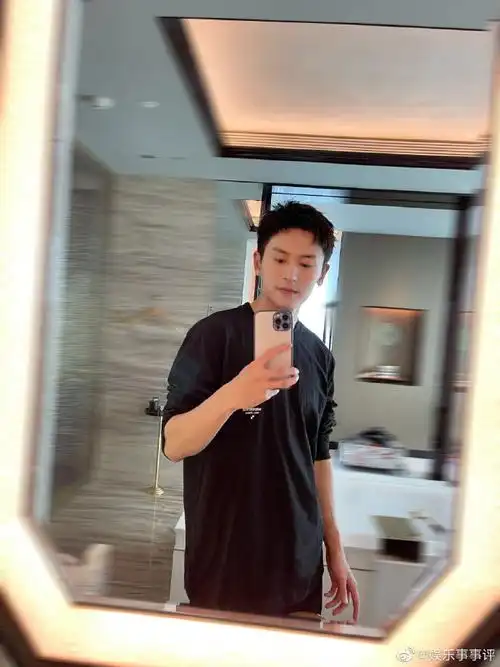 张哲瀚[超话]##张哲瀚自拍#帅气的人连素颜都是这么的帅气,我的心