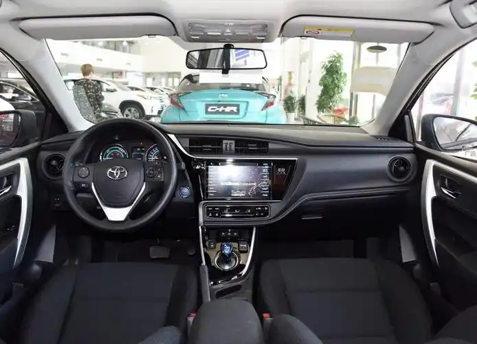 新雷凌的内饰相较老款变化不大,只是新车两侧的空调出风口由原先的