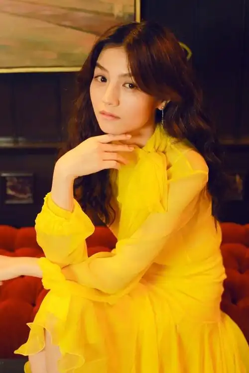 春夏蒙特利尔最新写真秒变"小黄人"_明星写真_图集_电影网_1905.com