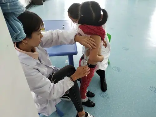 和帅哥一起到小街中心幼儿园为我园522名幼儿做常规体检和体质监测